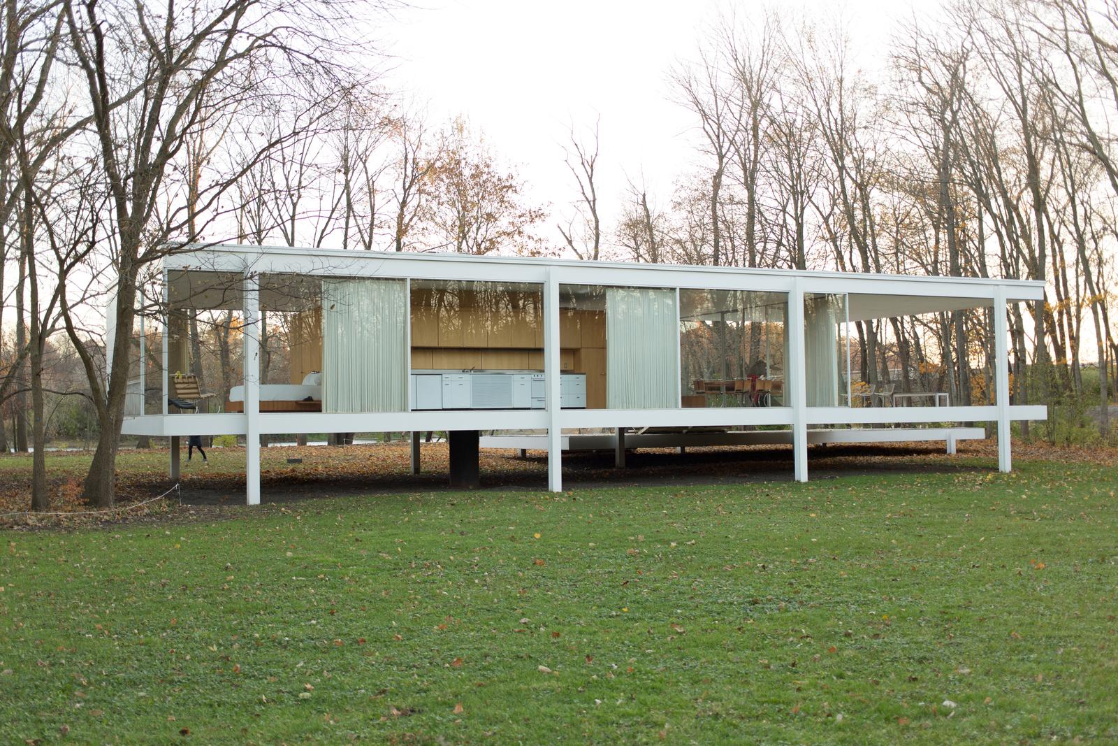 Farnsworth House (Plano - EUA): O volume suspenso e o envidraçamento total integram o morar à floresta circundante.