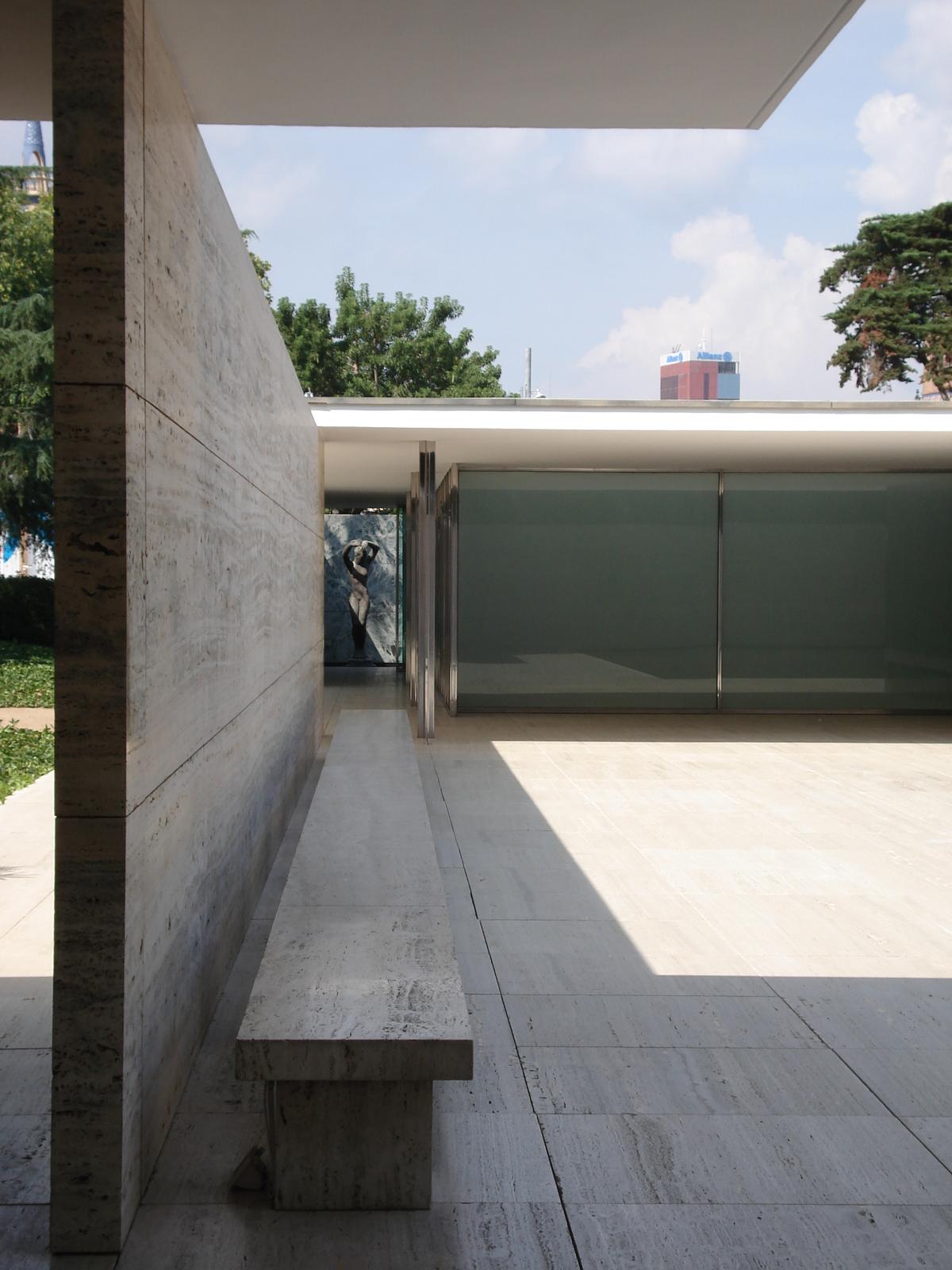 Barcelona Pavilion (Barcelona - Espanha): O jogo geométrico de planos contínuos e superfícies reflexivas.